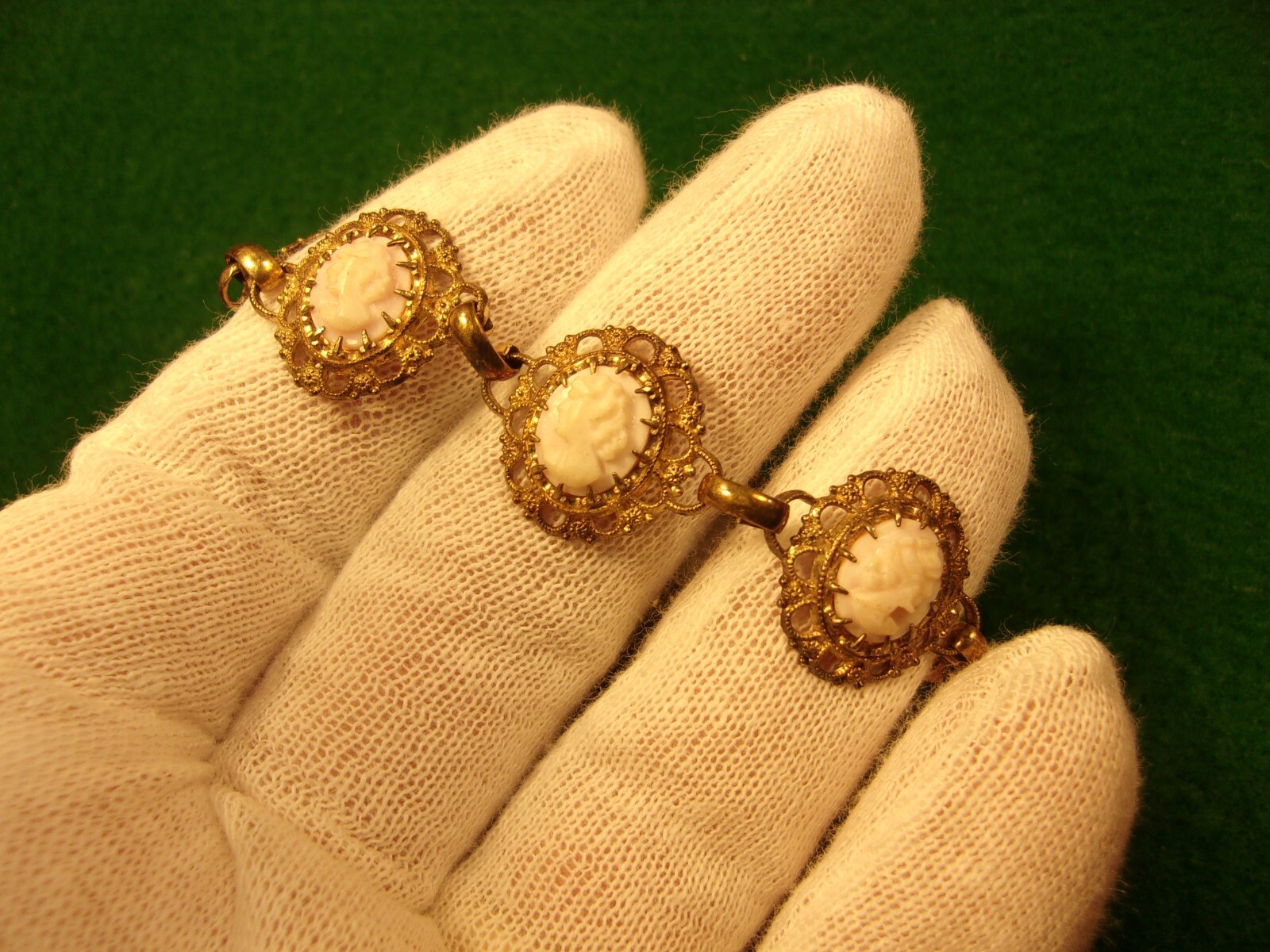 GRACEFUL VTG LADY’S YELLOW GOLD FILLED BRACELET W/VERY LIGHT PINK/WHITE CAMEOS
