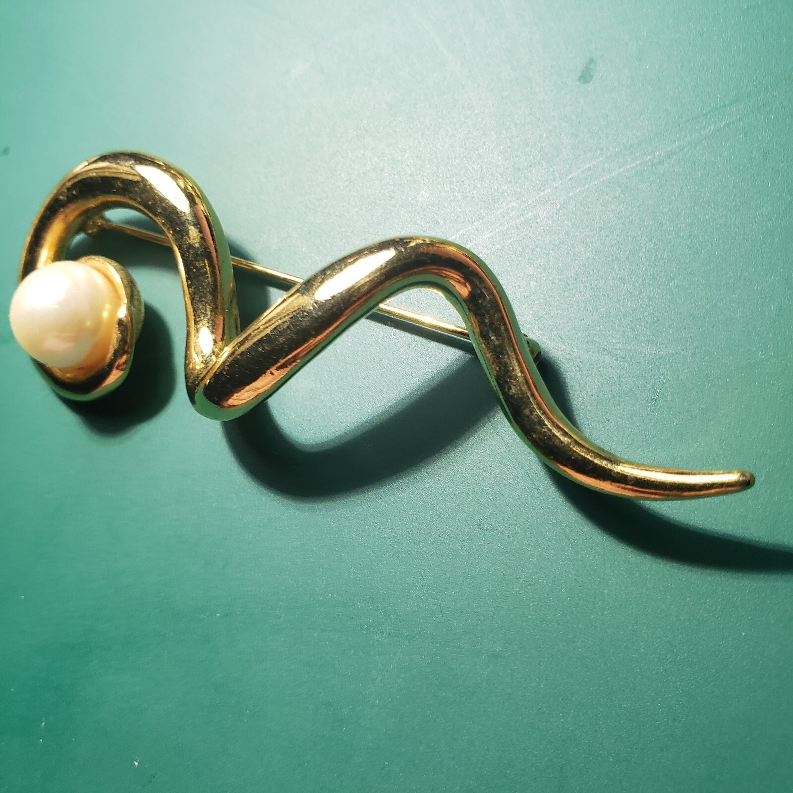 Vintage AVON Gold Tone Abstract Ribbon Swirl w/Pearl Brooch, Pin – Signed
