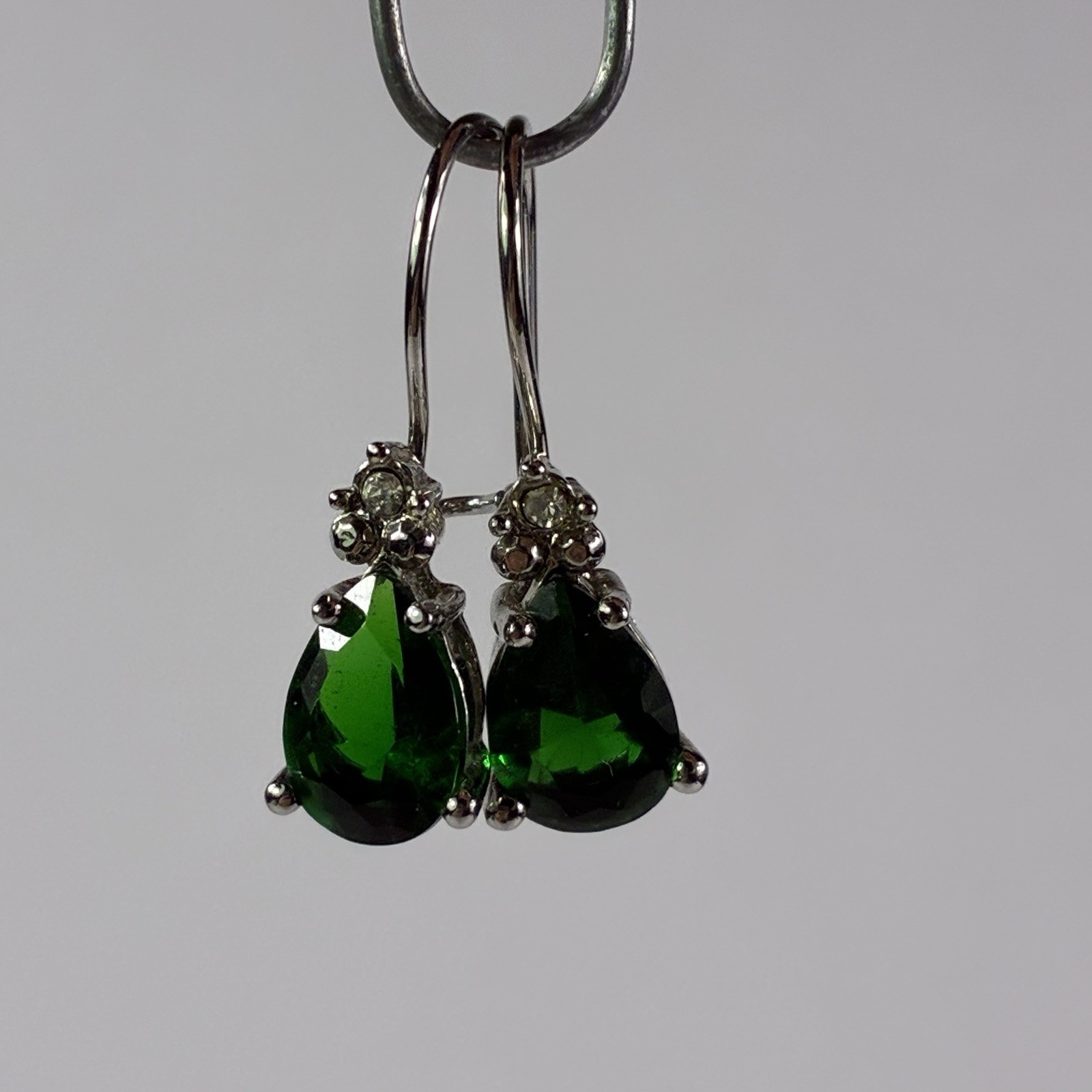 Avon 2006 May Birthstone Gift Set Faux Emerald Stone Necklace & Earrings
