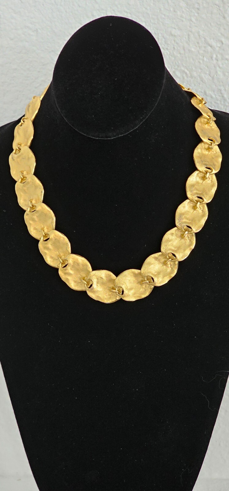 Fashion jewelry choker necklace gold tone metal 19″ quarter size like leaves
