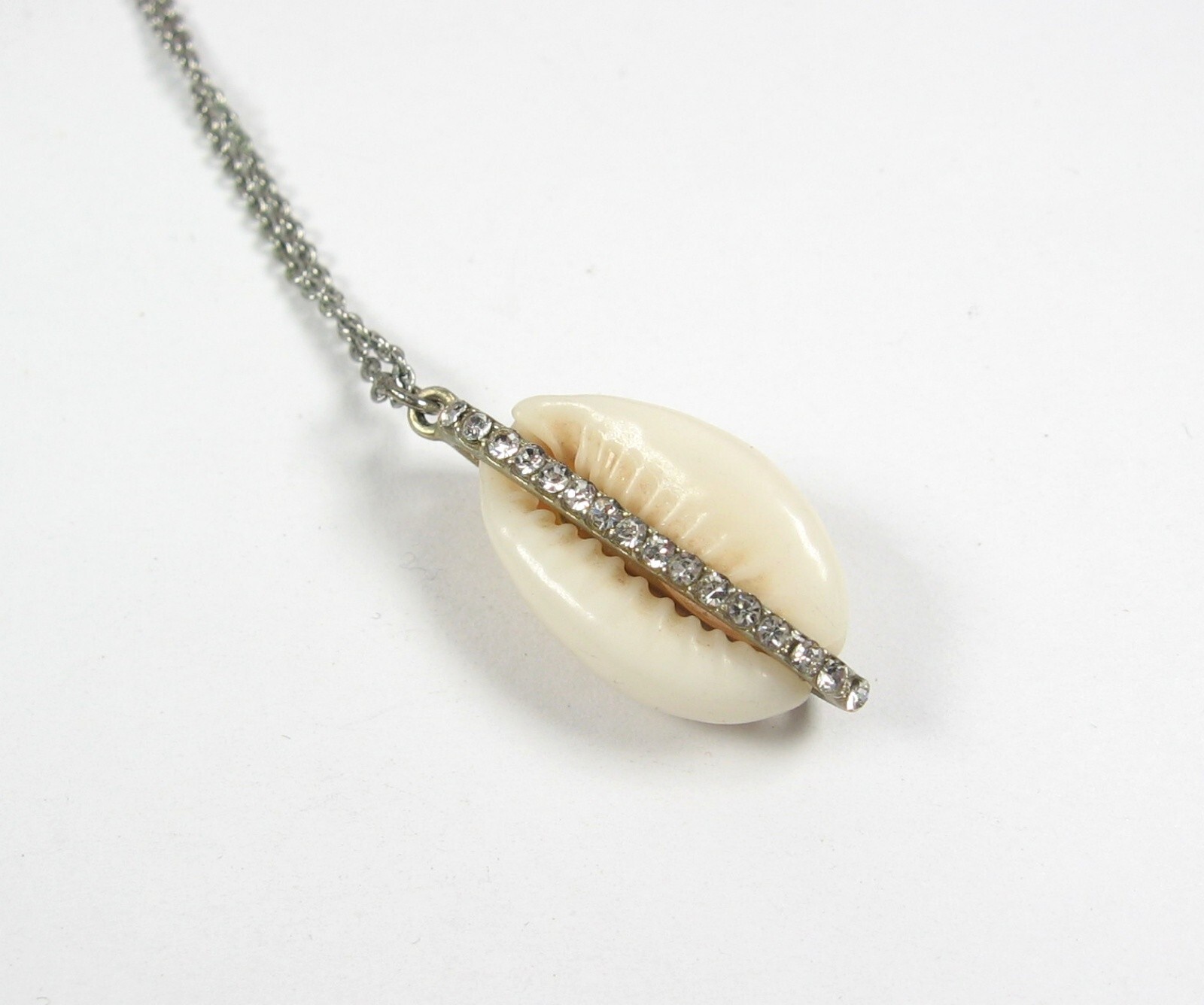 COWRIE SHELL Pendant RHINESTONES Vintage NECKLACE Silvertone 20″ LOFT OUTLET