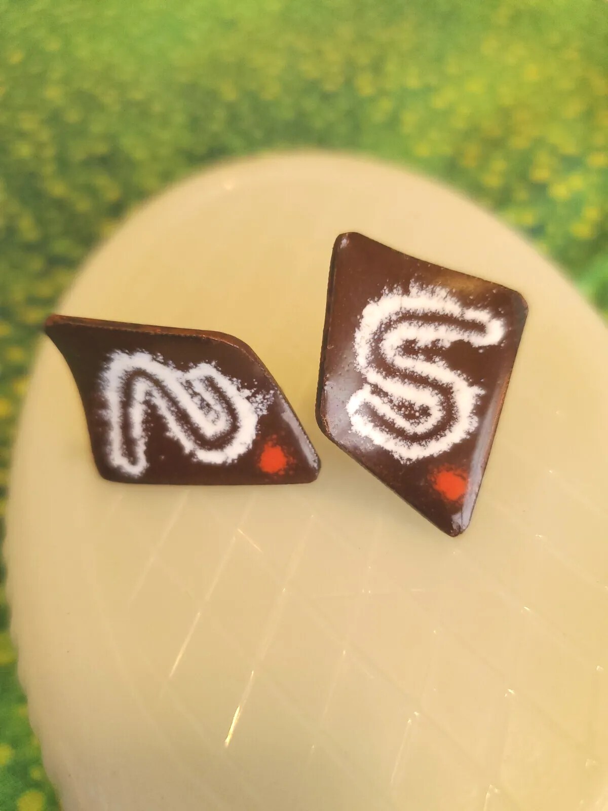Vntg MCM Jewelry Copper Screw On Earrings Artistic Redish Brown Enamel “S” Dot