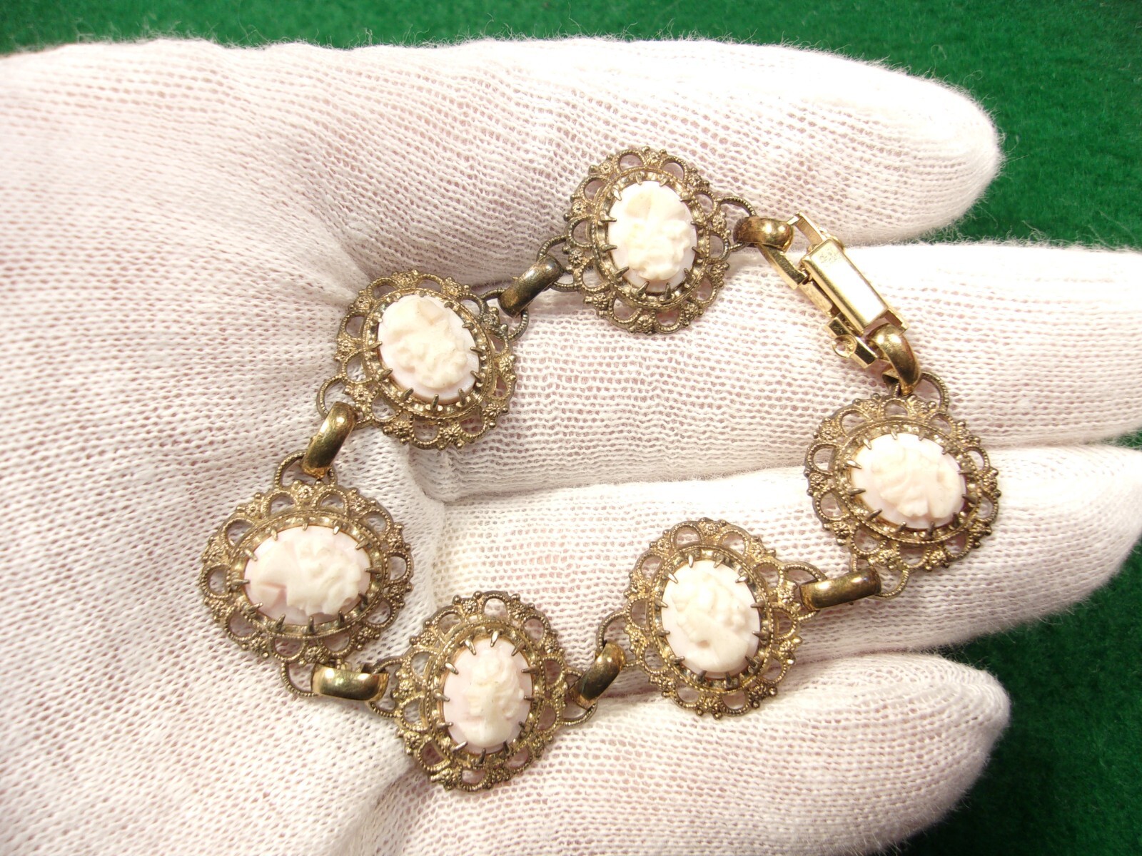 GRACEFUL VTG LADY’S YELLOW GOLD FILLED BRACELET W/VERY LIGHT PINK/WHITE CAMEOS