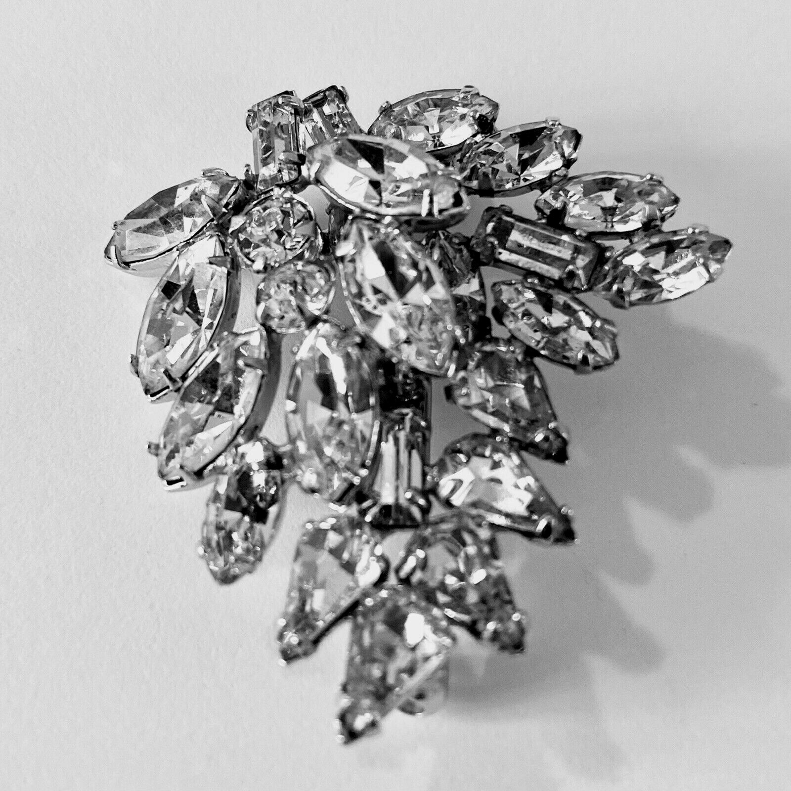 VINTAGE ART DECO SPARKLING FACETED DIFFERENT SHAPES CRYSTALS DESIGNED BROOCH PIN