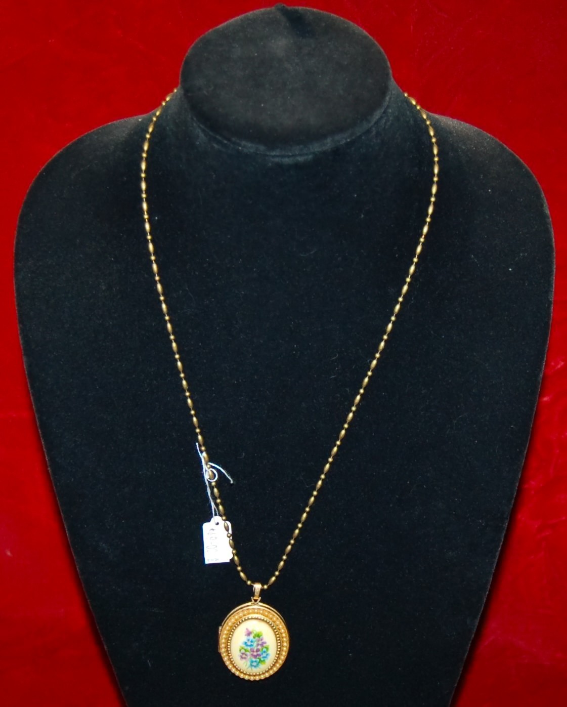 VINTAGE JEWELRY Necklace Floral Locket Pendant On Chain