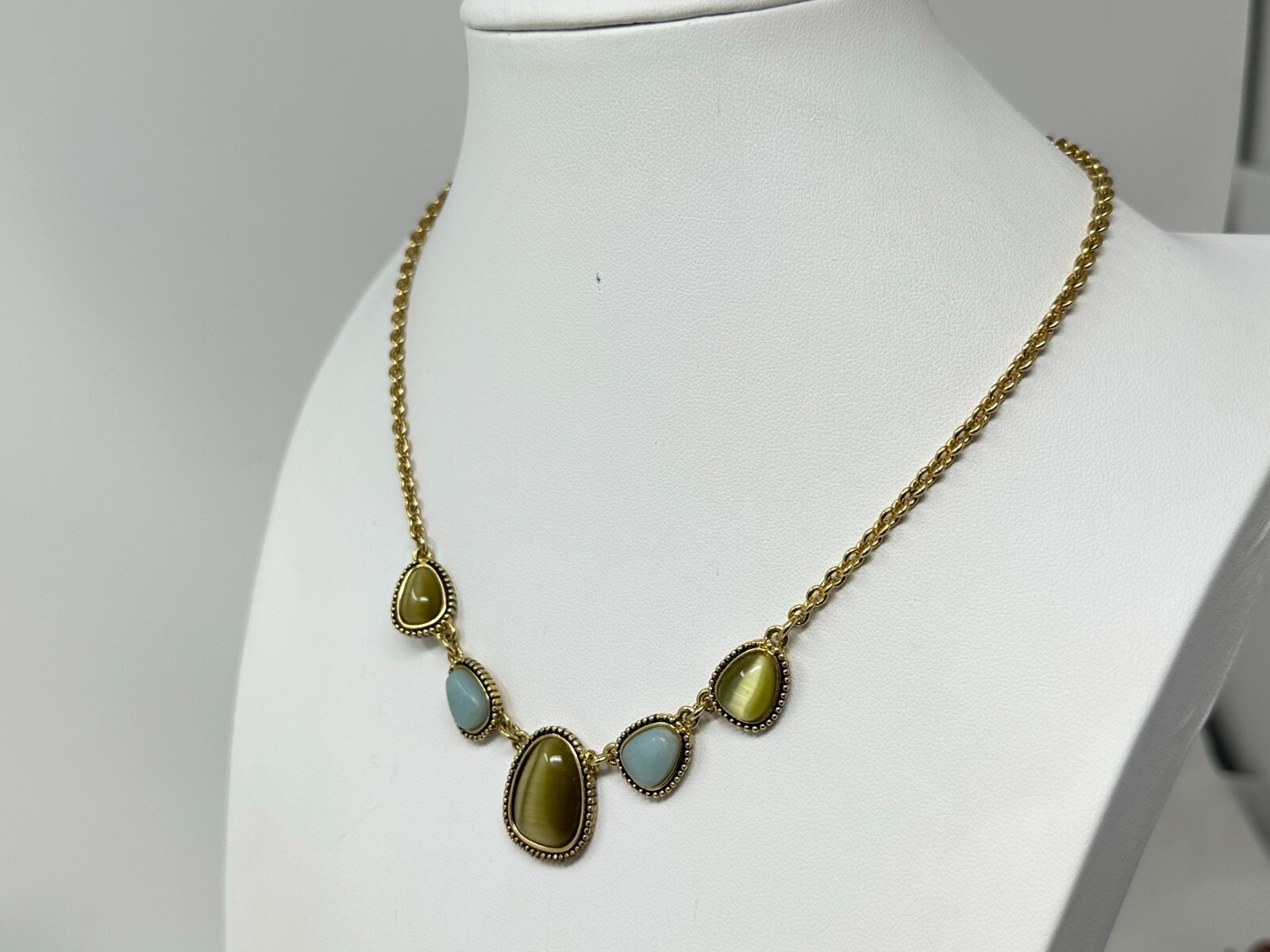 Beautiful Goldtone Light Blue Green Cat’s Eye Cabochon 16-17.5″ Necklace