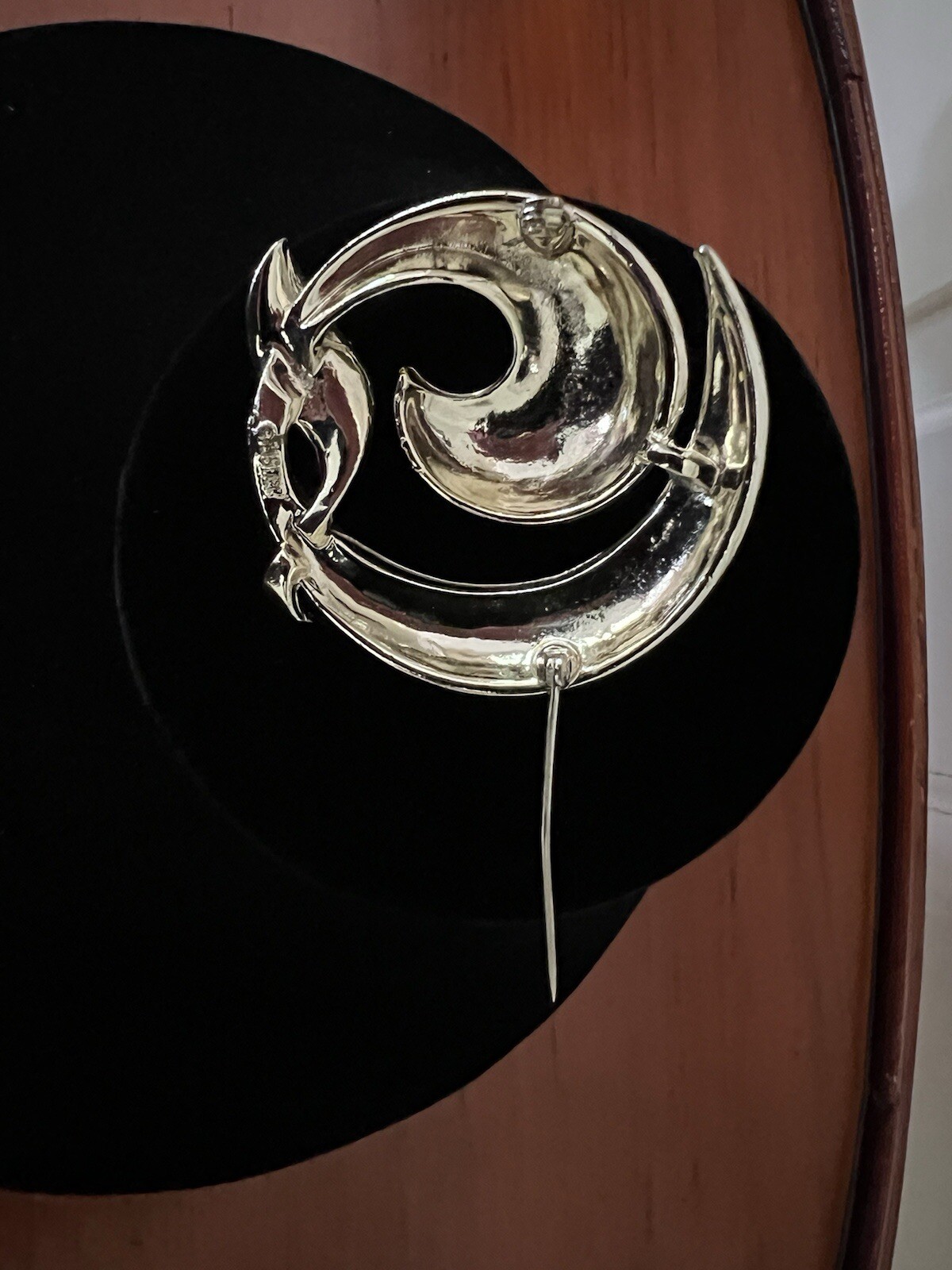 Vintage Lisner Brooch Gold Tone Geometric Swirl Ribbon Mid-Century Modern Signed