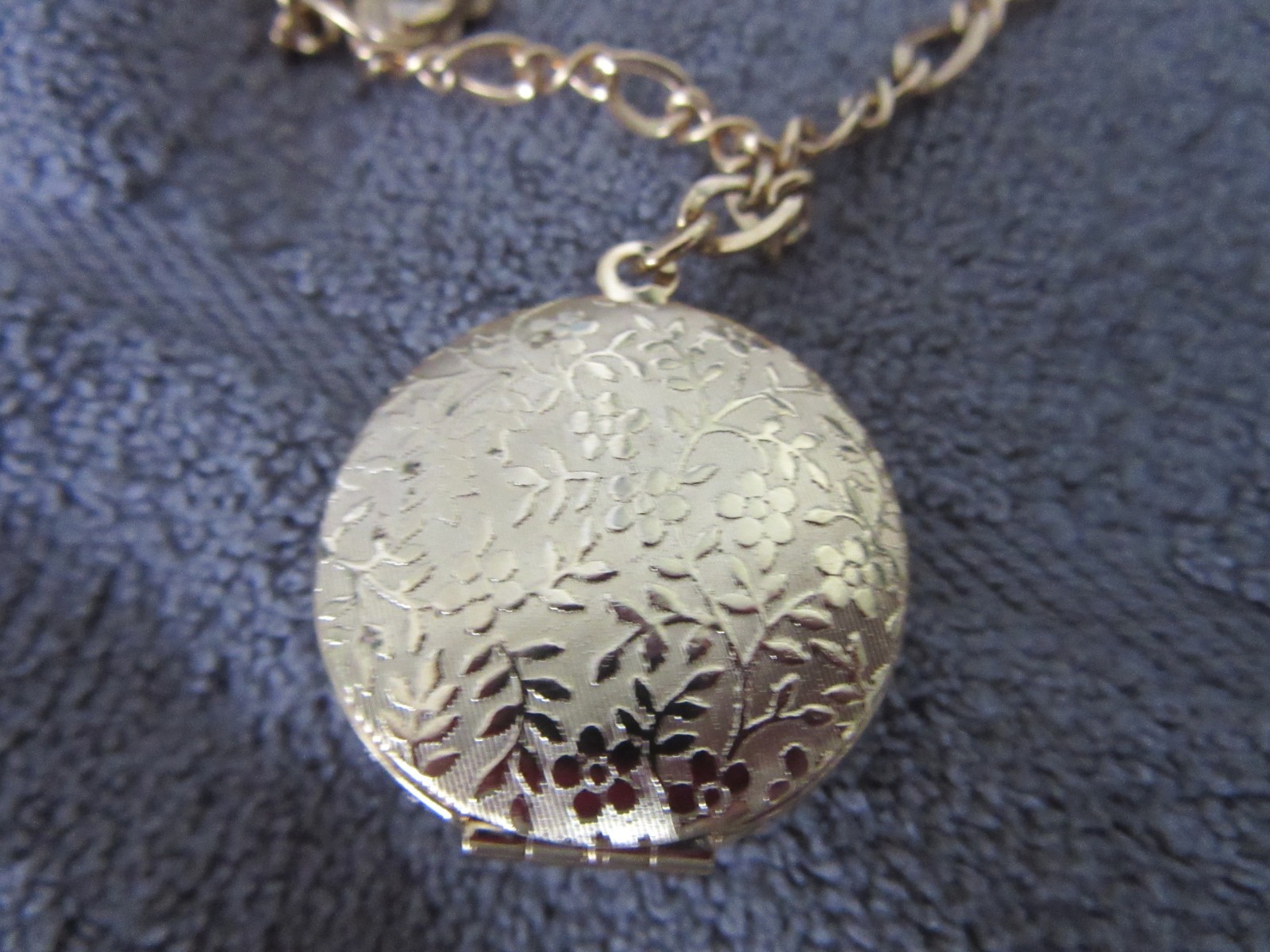 VTG Joan Rivers Victorian Language of Flowers Pansy Charm Locket Necklace EUC