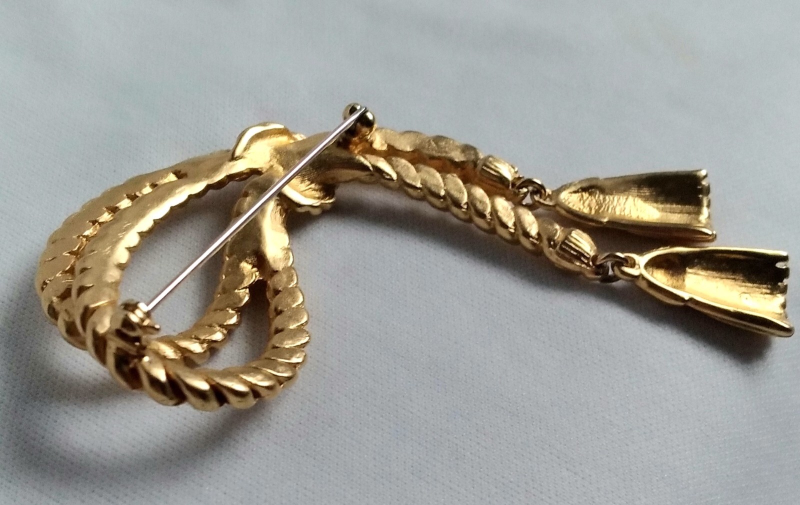 Vintage Knotted Cable Rope Double Dangle Tassel Charms Gold Tone Brooch Unsigned