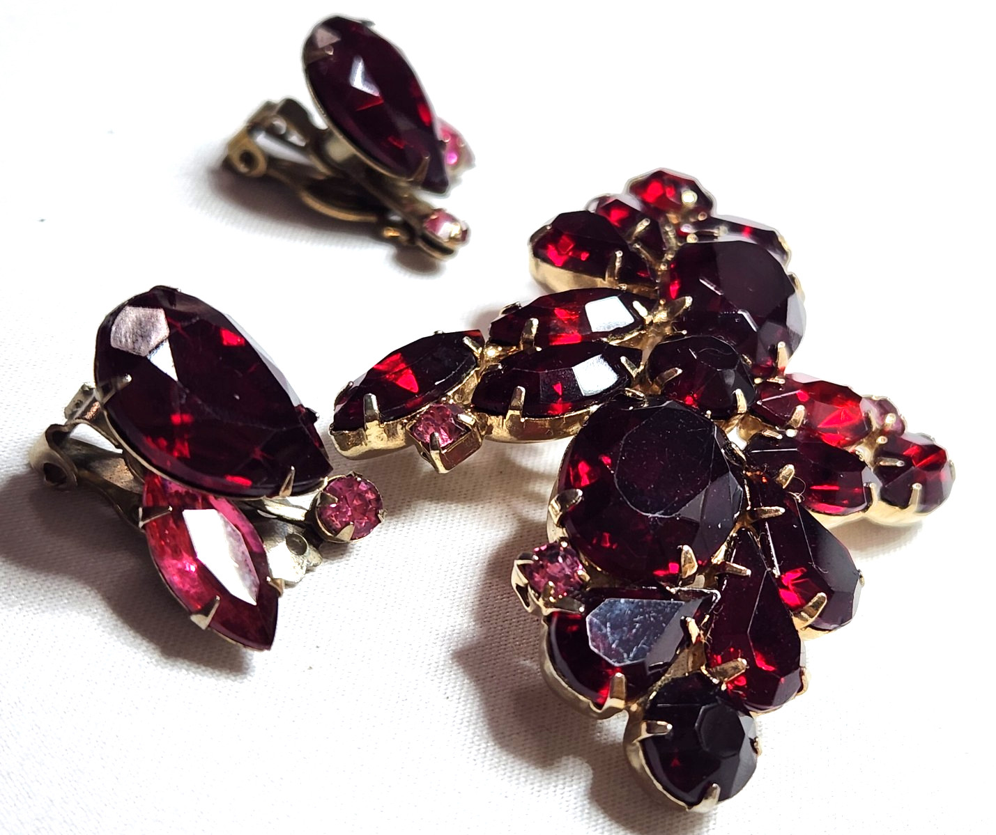 VINTAGE RED, FUCHSIA PINK BROOCH & MARRIED EARRING SET 2 3/4″L