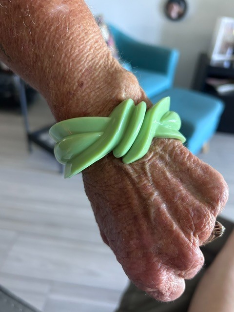 VINTAGE MCM MINT GREEN LUCITE HINGED CLAMPER BRACELET