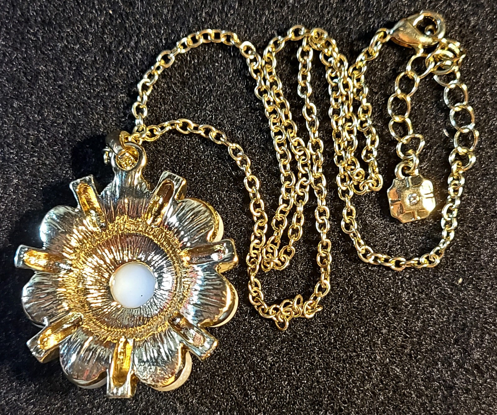 VINTAGE STUNNING CLEAR CRYSTAL FAUX PEARL MONET NECKLACE PENDANT
