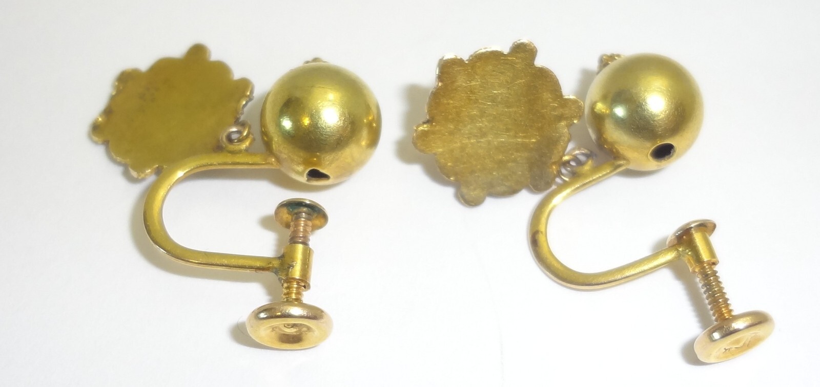 Vintage Etruscan Revival 10K Yellow Gold Red & White Enamel Screw Back Earrings