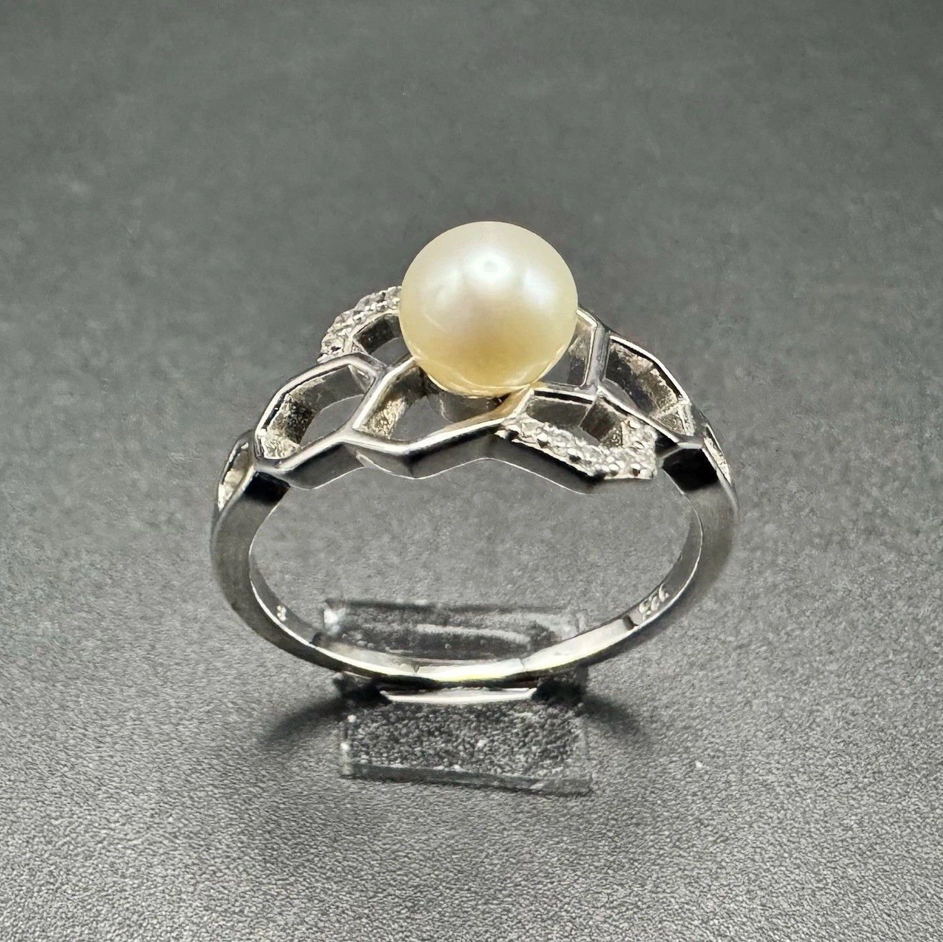 Vintage Sterling Silver .925 Pearl Ring w Small Stones Size 8 Weight 2.42g