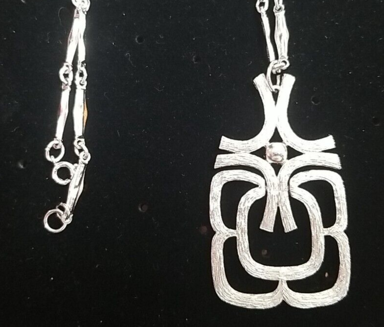 Vintage AVON Signed Silver Tone Articulated Pendant Bar Link Chain Necklace