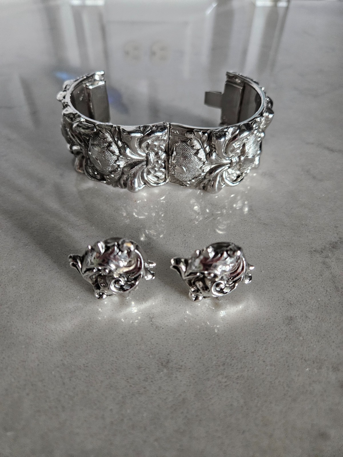 RARE AND VINTAGE WHITING & DAVIS SILVER SWIRLED HINGED CUFF BRACELET