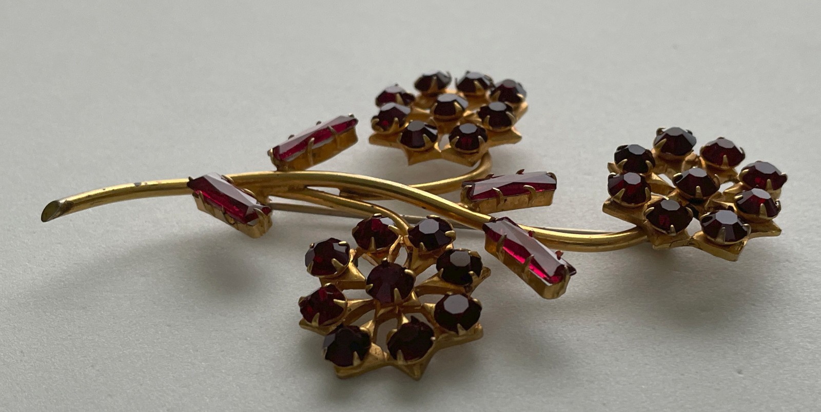 VINTAGE RED RHINESTONE FLOWERS BROOCH PIN KRAMER CORO? MCM RETRO ESTATE 40s 50s