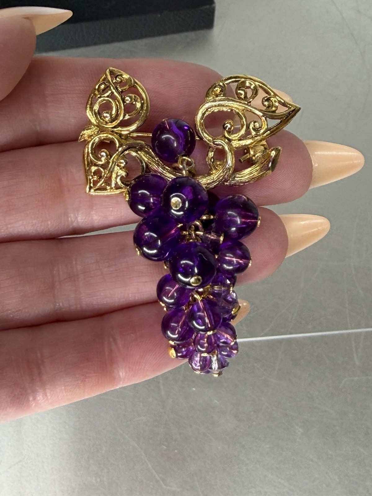 VTG Avon Gold Tone Purple Lucite Grape Cluster Brooch Pin Heart Leaves