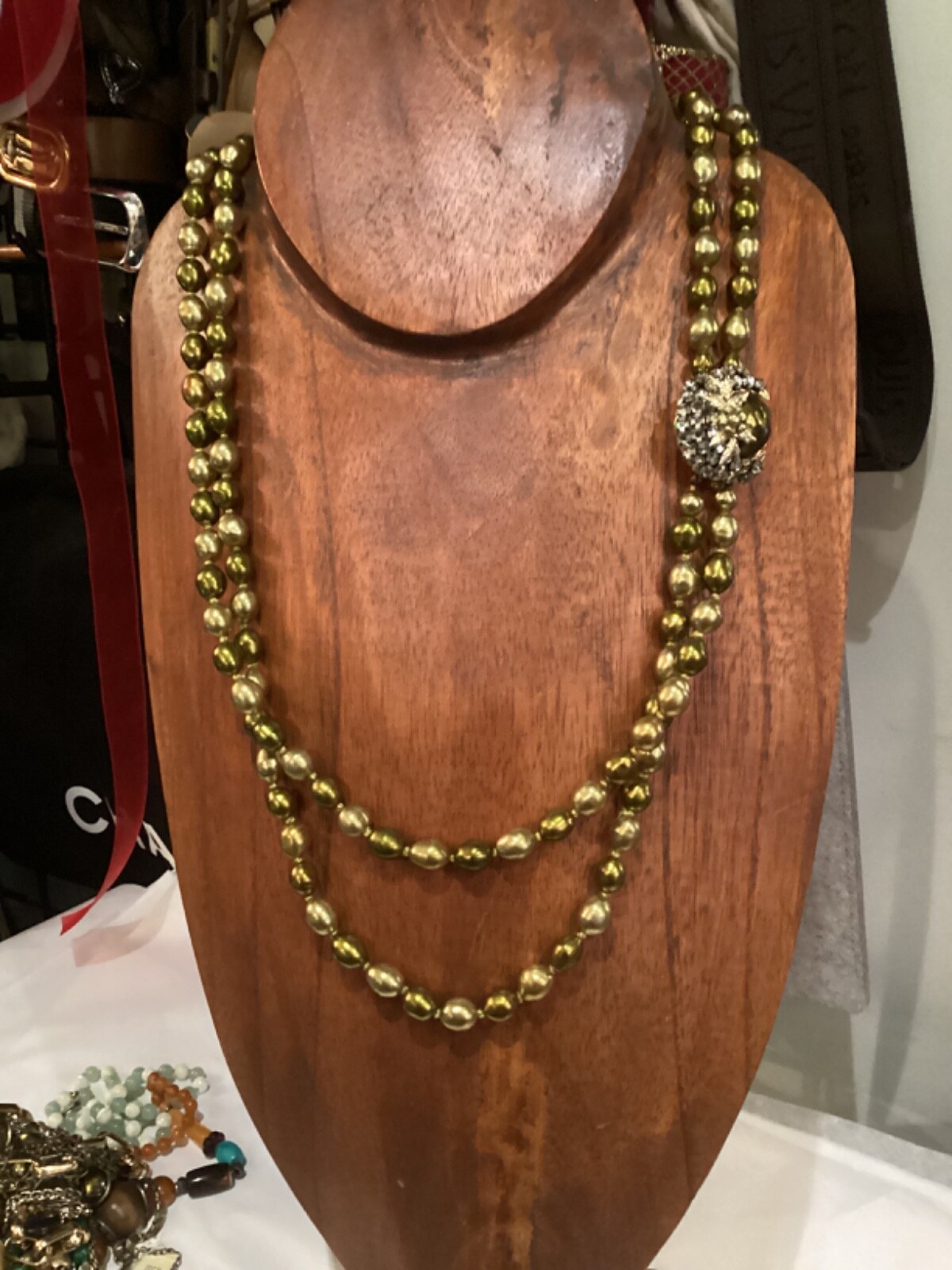 VINTAGE AUTHENTIC HAND KNOTTED OLIVE GREEN NATURAL PEARLS UNIQUE CLASP NO RES