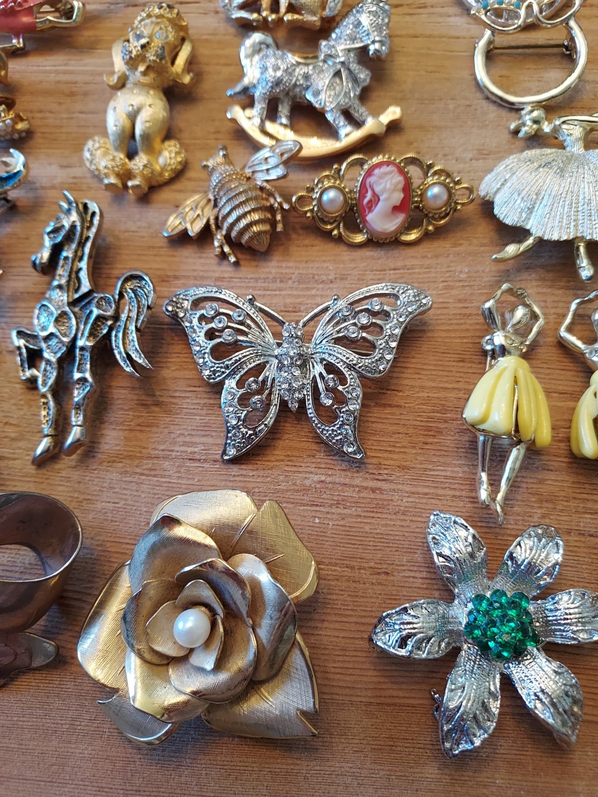 Huge Lot Of Vintage Booch/ Pins Trifari Lisner Roman Jj Avon Gerrys Rafaelian