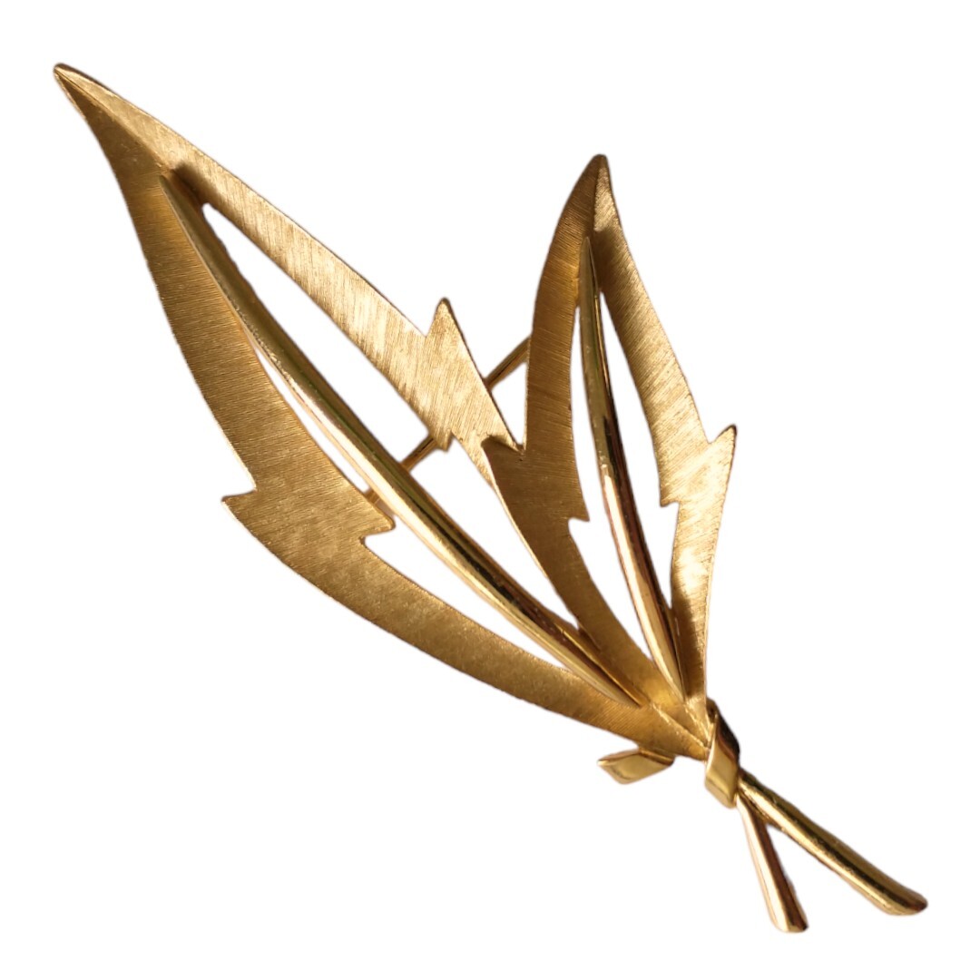 Crown Trifari Gold Tone Modernist Leaf Brooch Pin Brushed Gold Tone Finish MCM