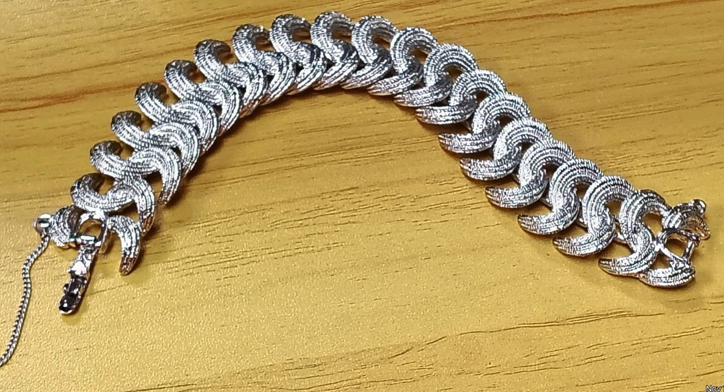 Vintage Monet Articulated Link Bracelet W/Safety Chain Silvertone/S Curve/7″