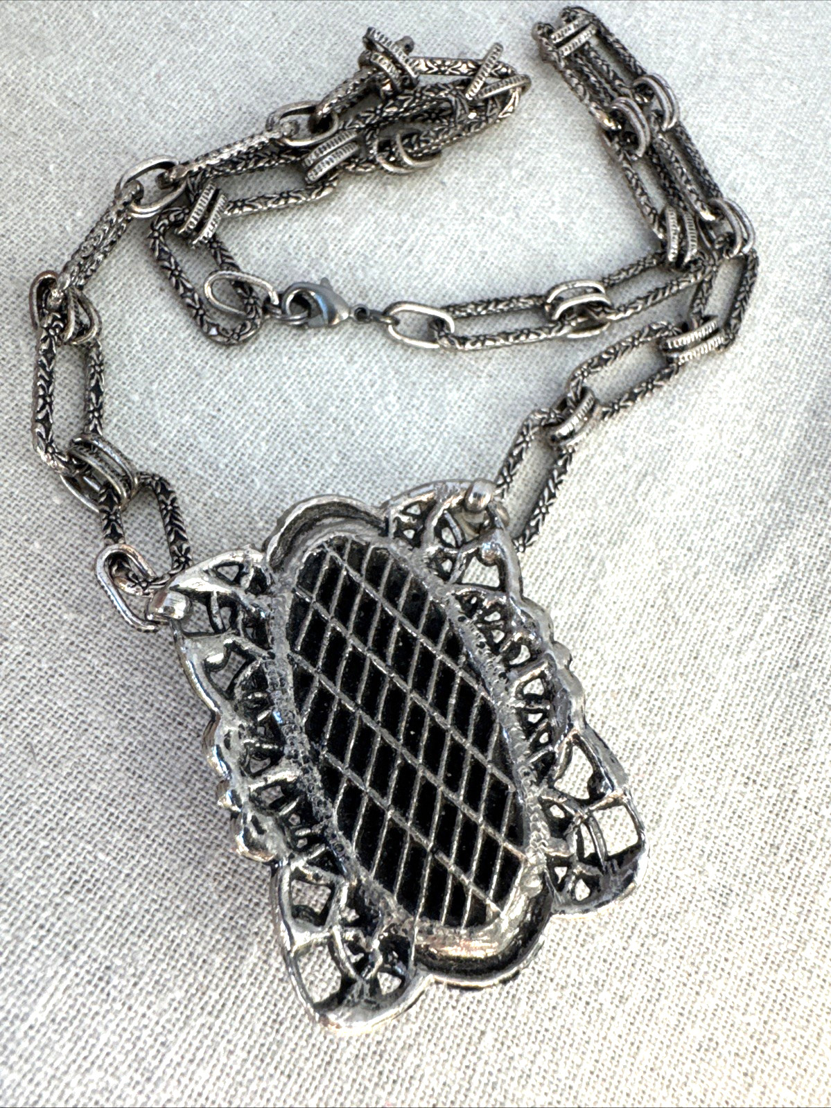 Brutalist Modernist Romantic goth 1960s glitter confetti lucite Necklace Jewelry