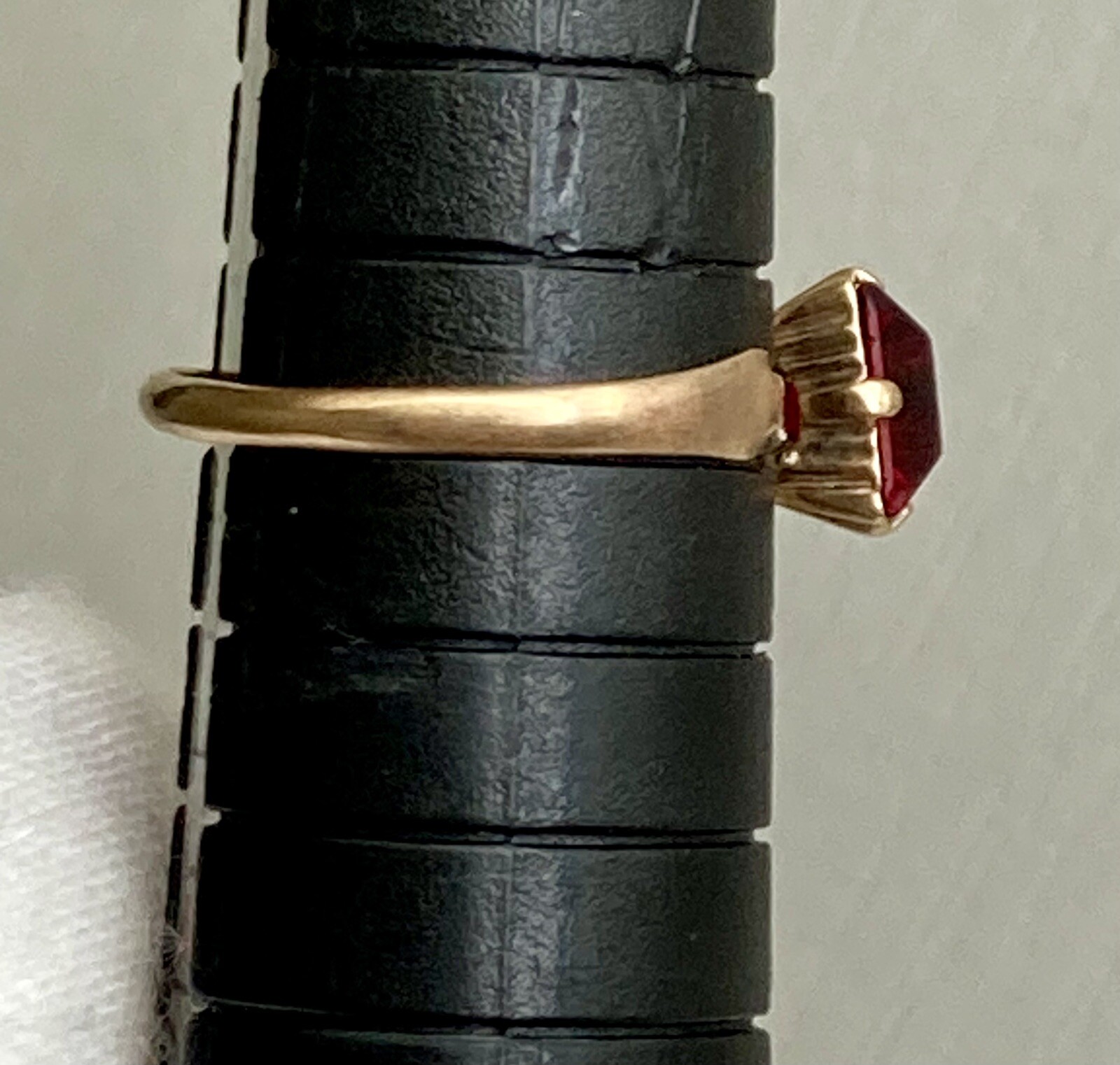 10k Yellow Gold Red Glass Ring Adjustable Band Size 4.75 Uncas Ladies Vintage