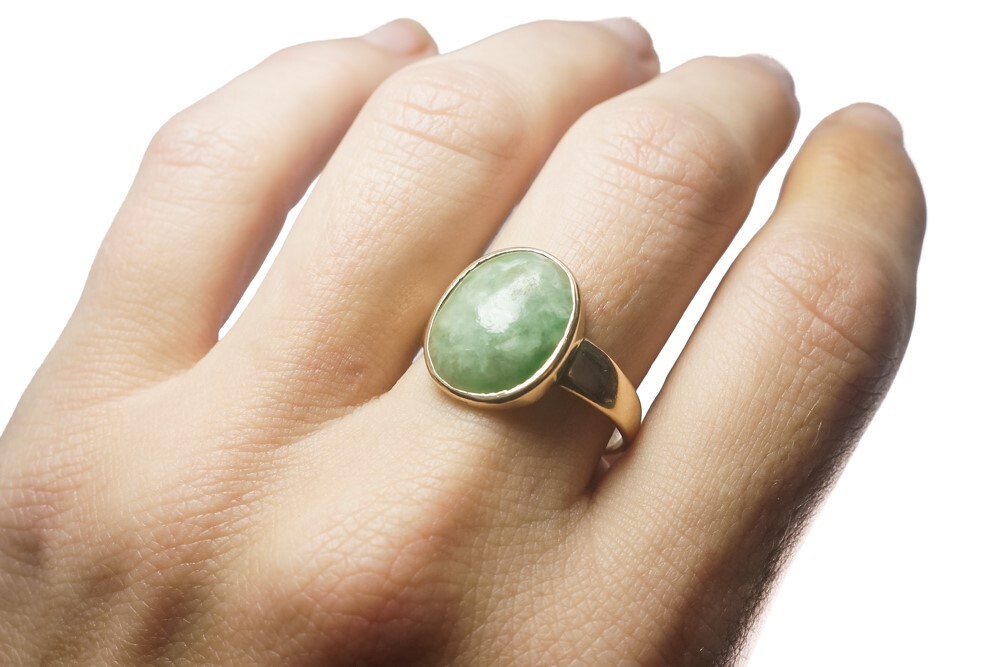 BEAUTIFUL EARLY ANTIQUE 9 CARAT GOLD JADE / JADEITE CABOCHON RING c1800’S
