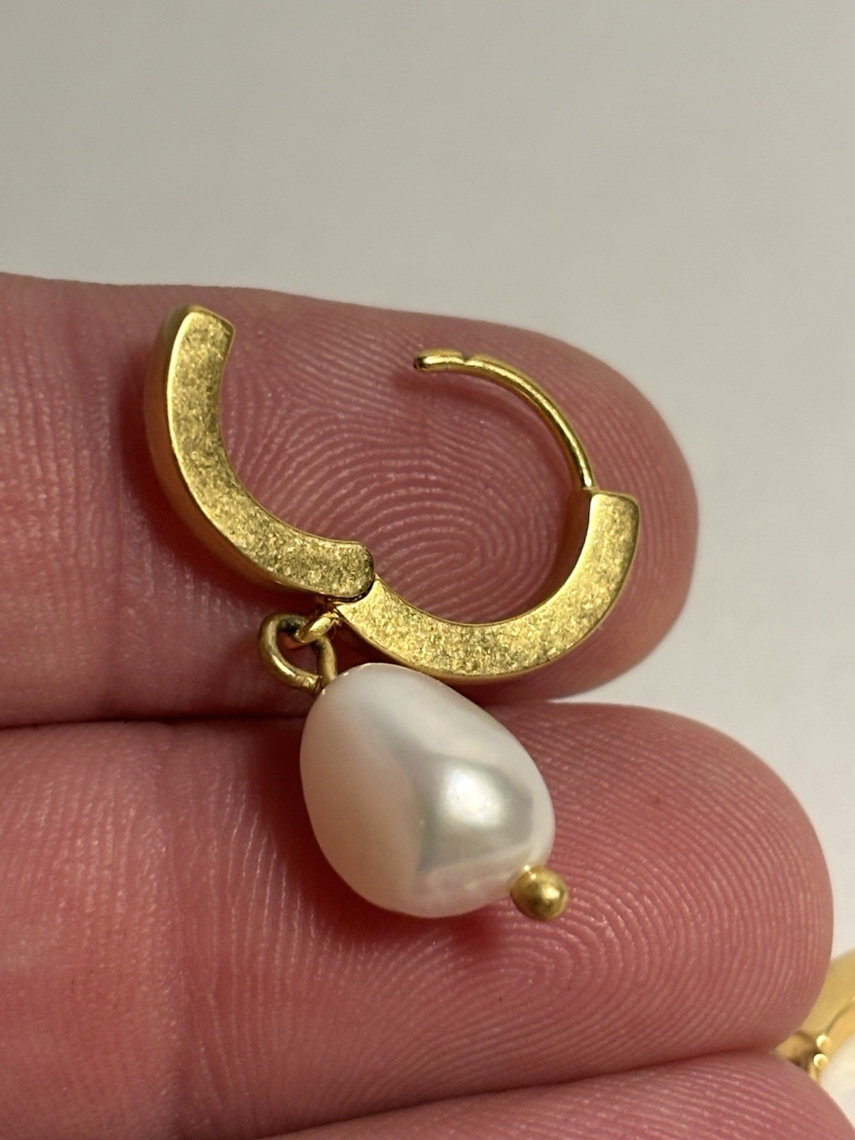 Vintage Gold Tone Pearl Drop Dangle huggie hoop Earrrings rare original