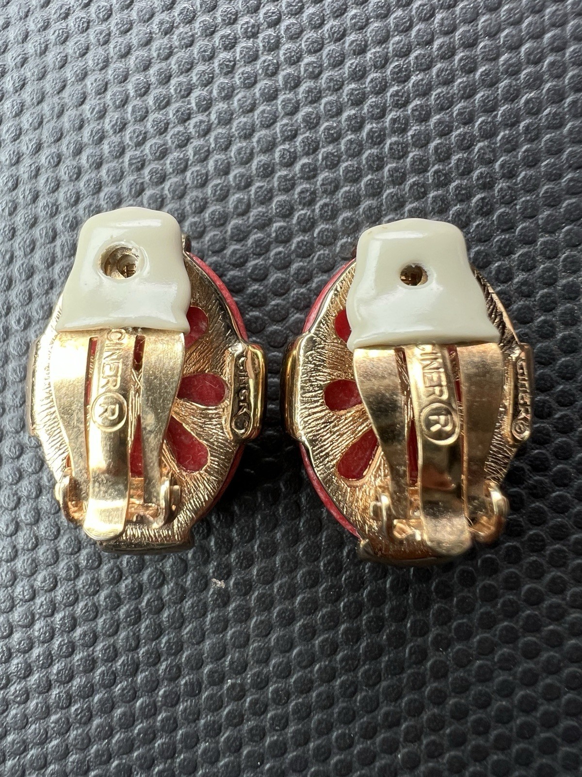 VTG Gold Tone CINER Oval Dome Cabochon Clip On Earrings Faux CORAL Glass Signed