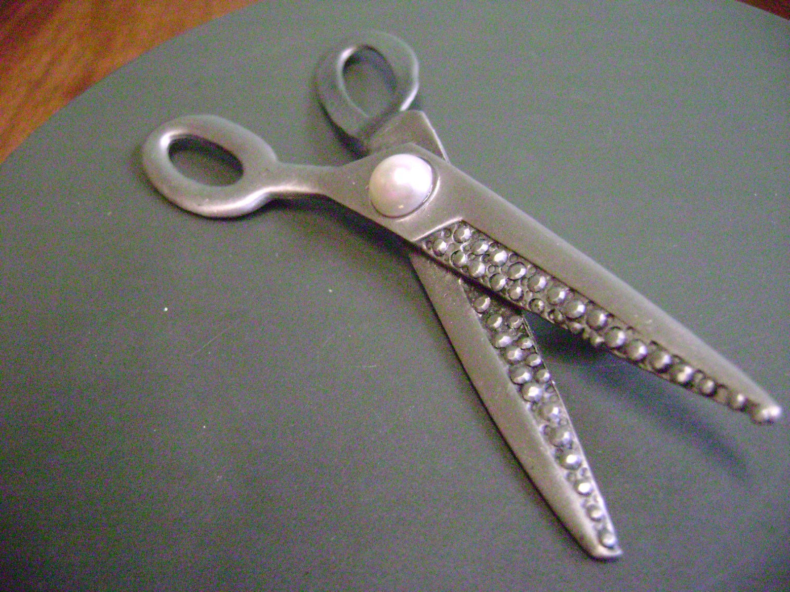 NEW OLD STOCK- PEWTER FAUX PEARL LARGE SCISSORS BROOCH!!!