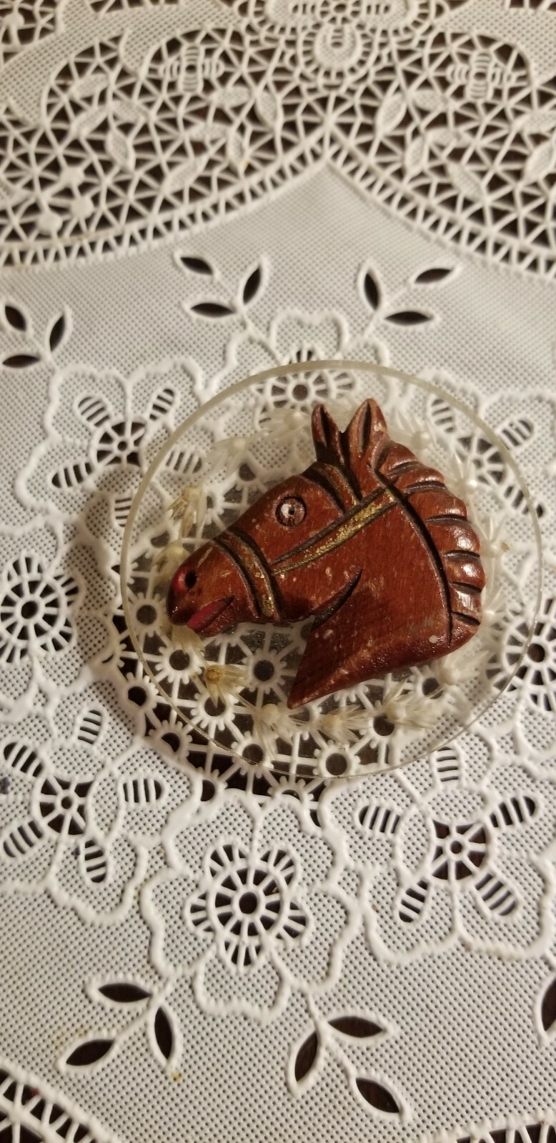 VINTAGE REVERSE CARVED LUCITE AND WOOD HORSE HEAD PIN BROOCH 2 3/8″