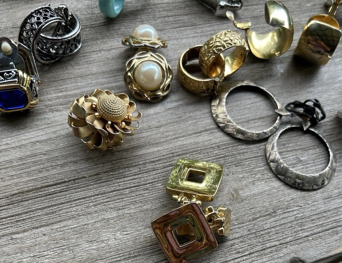 24 Pair Of Vintage Clip-on jewelry Earrings. Stylish 60s-80s Some Name Brands