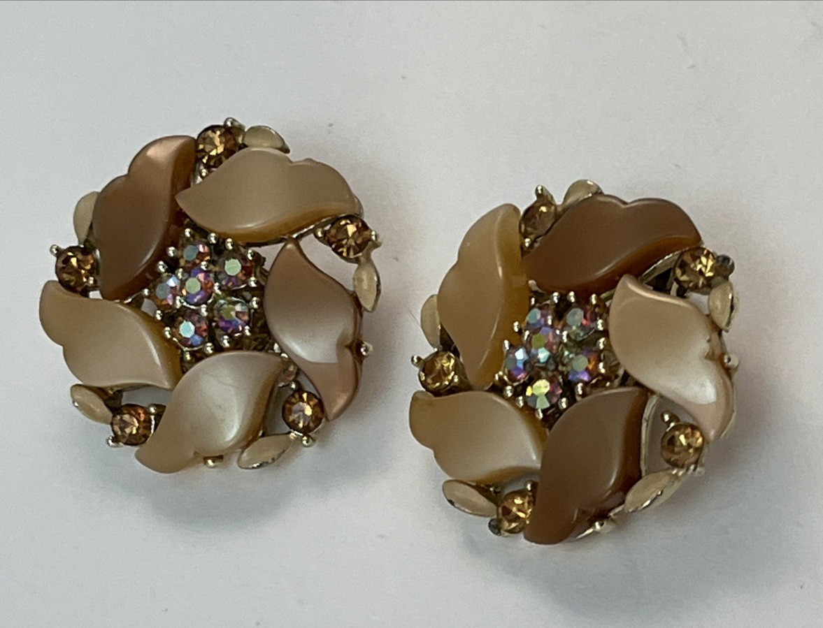 Vintage LISNER Gold Tone Peach Orange Beige Aurora Borealis Clip On Earrings