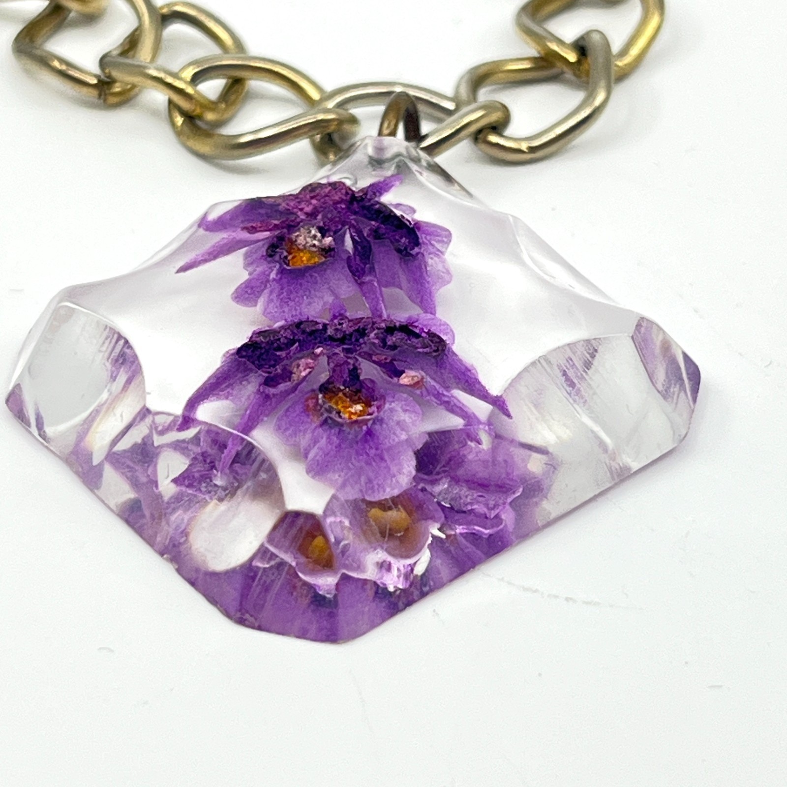 VTG Gold Tone Pressed Purple Orchid Resin Diamond Cut Pendant Link Bracelet