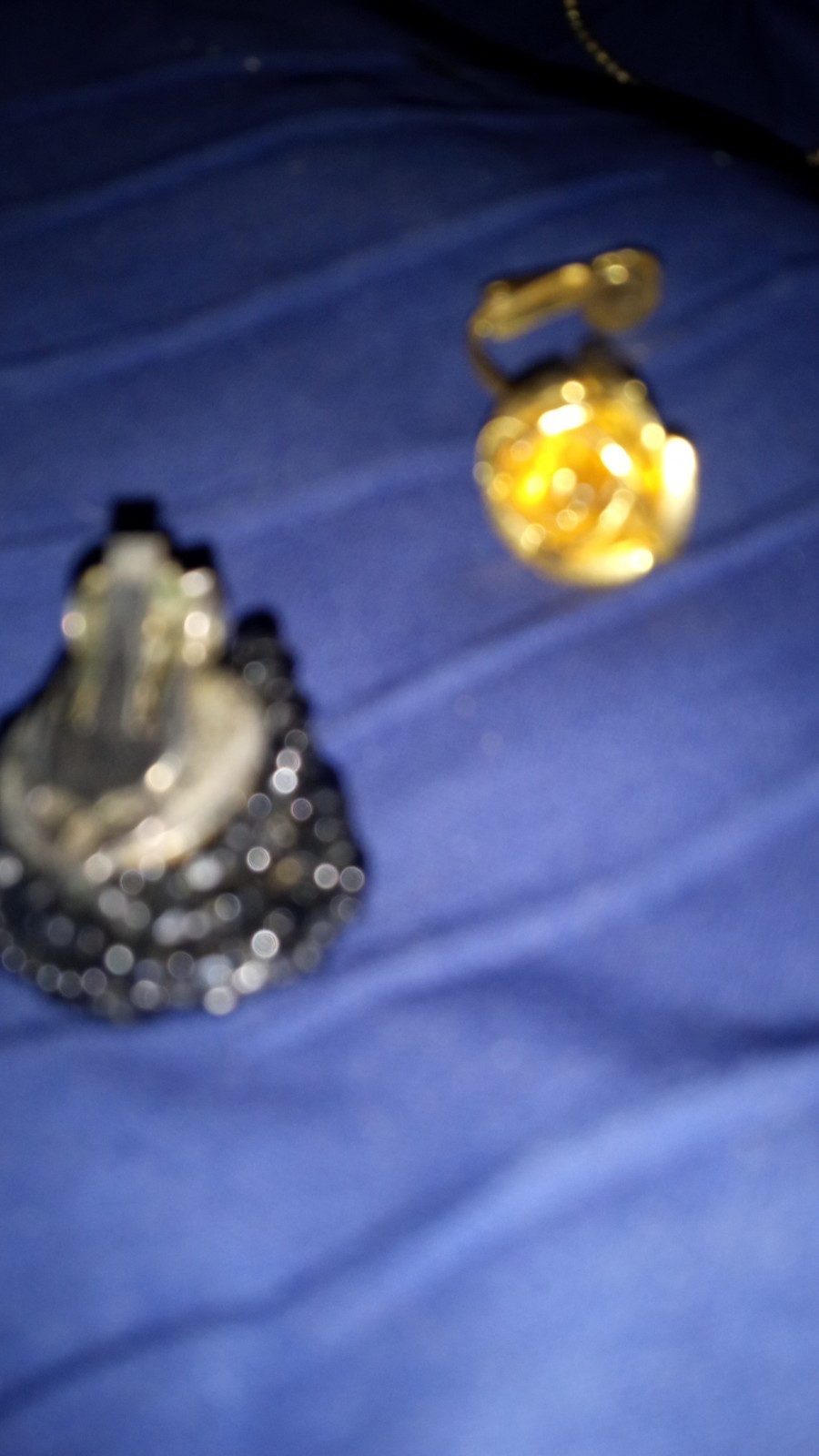 Various necklaces and a pendant. Only sure about 1 being real gold
