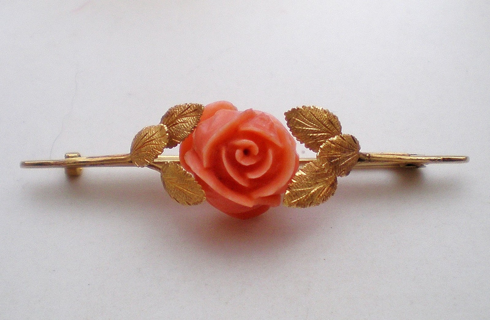 Vintage Solid 18K Yellow Gold Carved Salmon Pink Coral Rose Flower Brooch Pin