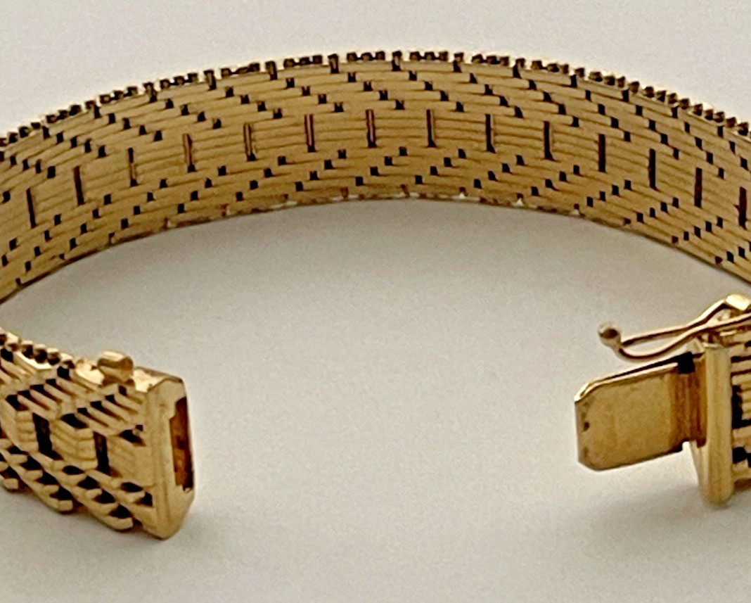 Vtg Monet Gold Tone Thick Mesh Link Bracelet 7″ long & 5/8″ wide w/Safety Latch