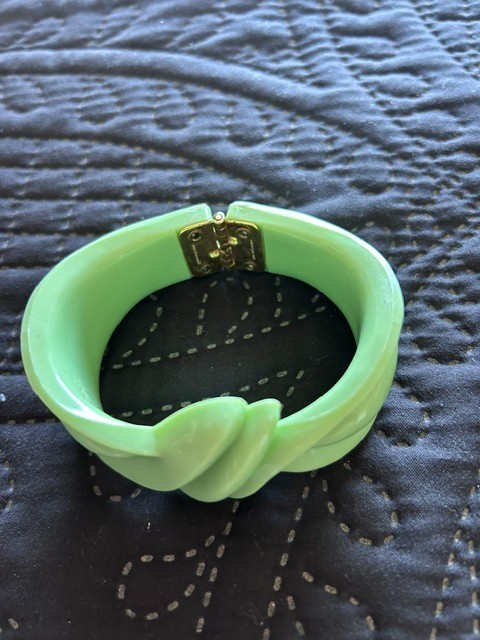 VINTAGE MCM MINT GREEN LUCITE HINGED CLAMPER BRACELET