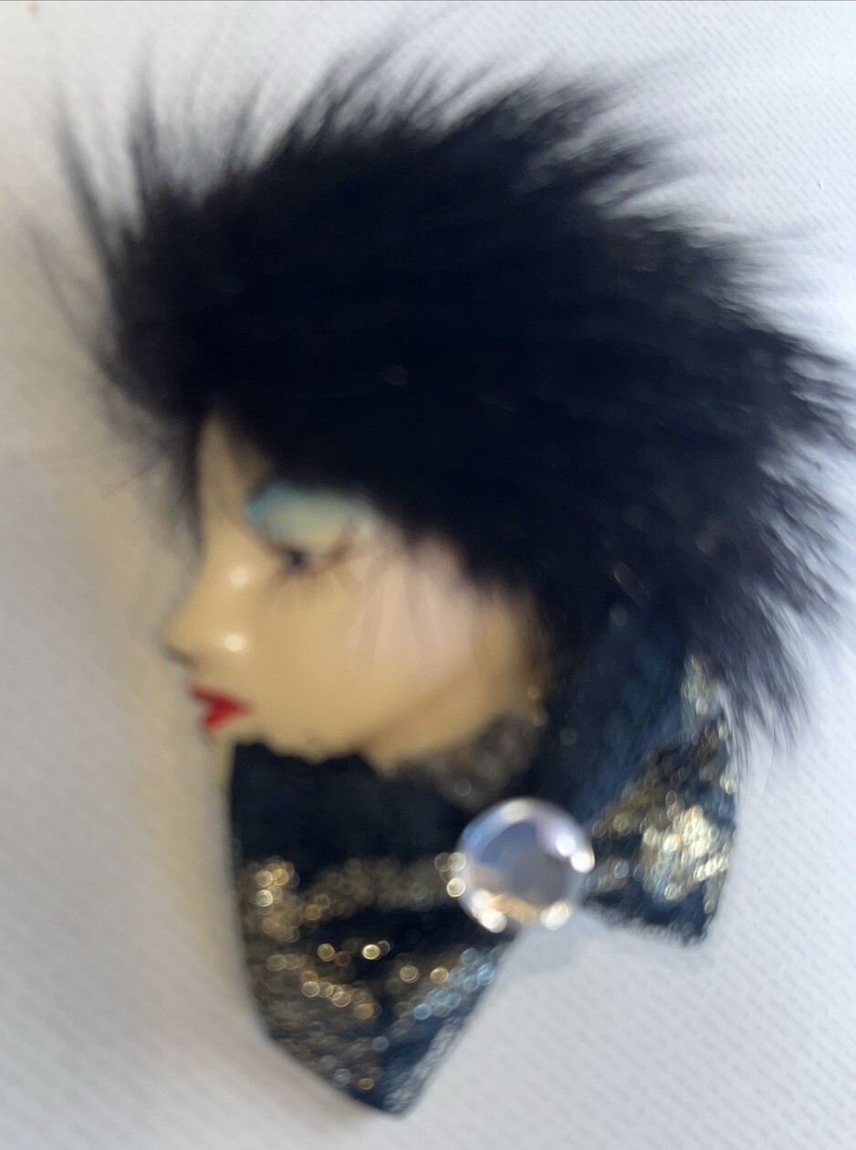Vintage Fancy Lady Red Lips Woman Wearing Fur Type Hat Brooch Gold Color Pin