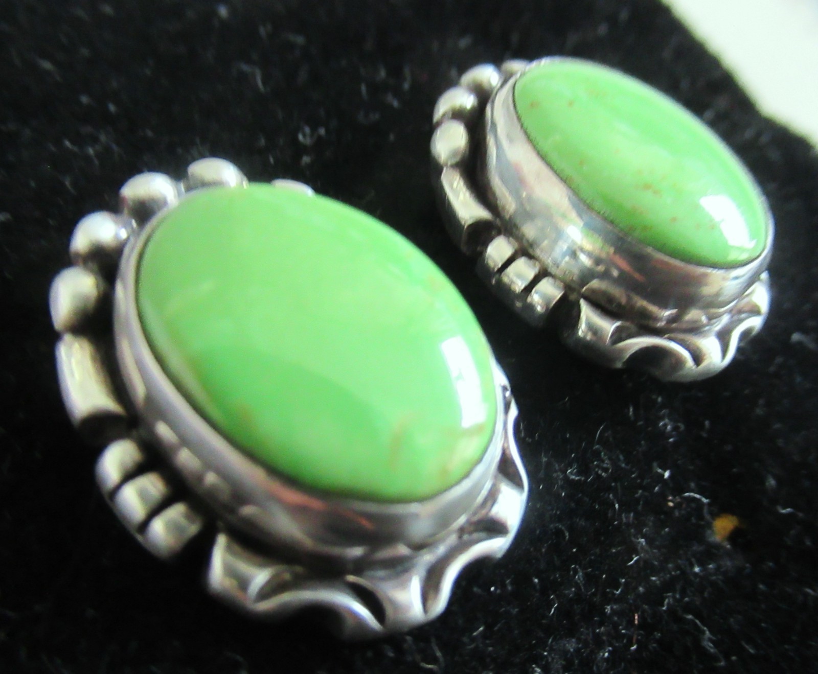 VINTAGE CAROL FELLEY STERLING STUD EARRINGS w LIME GREEN STONE, .91 INCH, 13 GRM