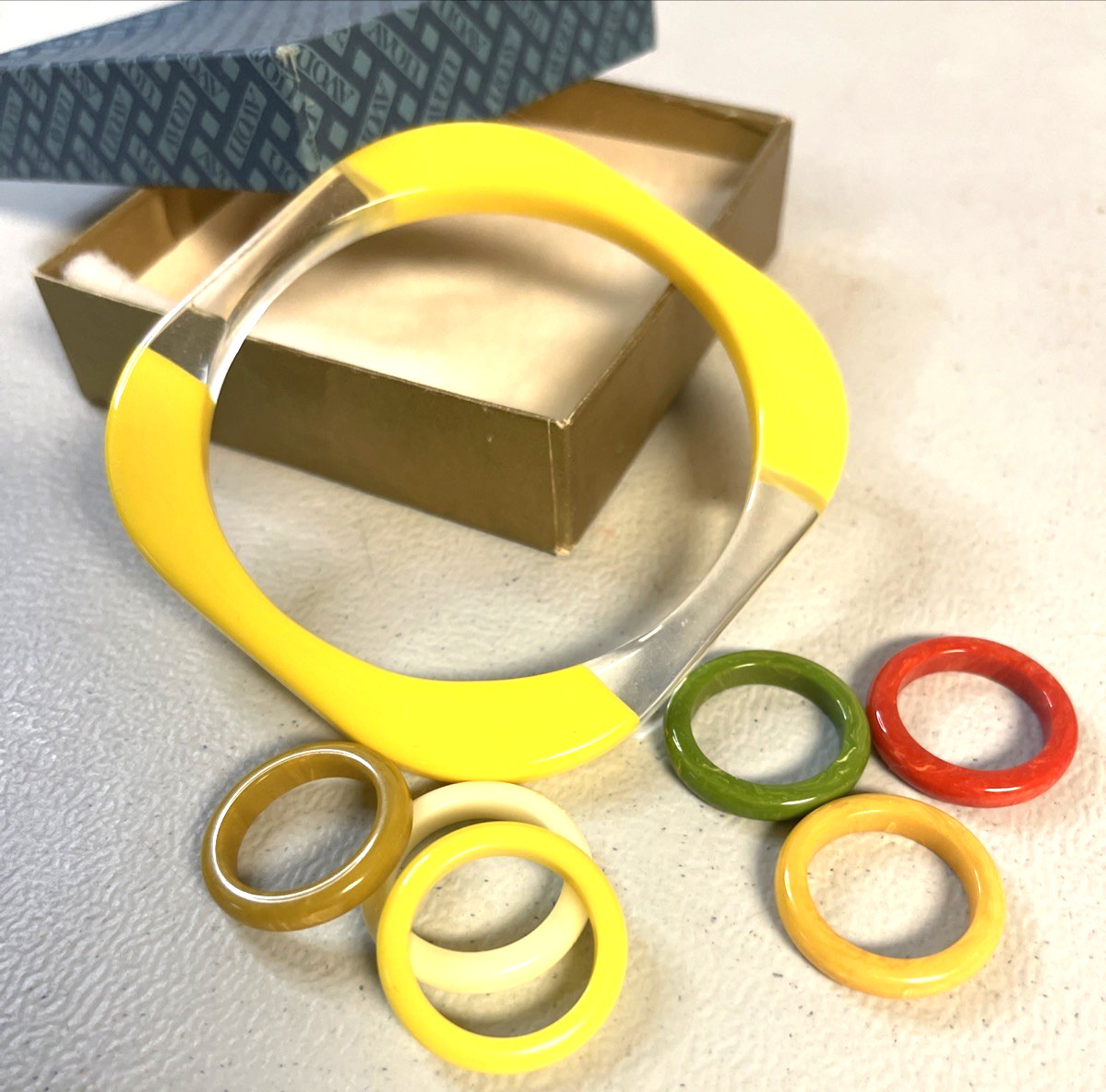 Plastic Lucite Bangle Bracelet Yellow Clear Laminate Mod Retro Spring 6 Rings