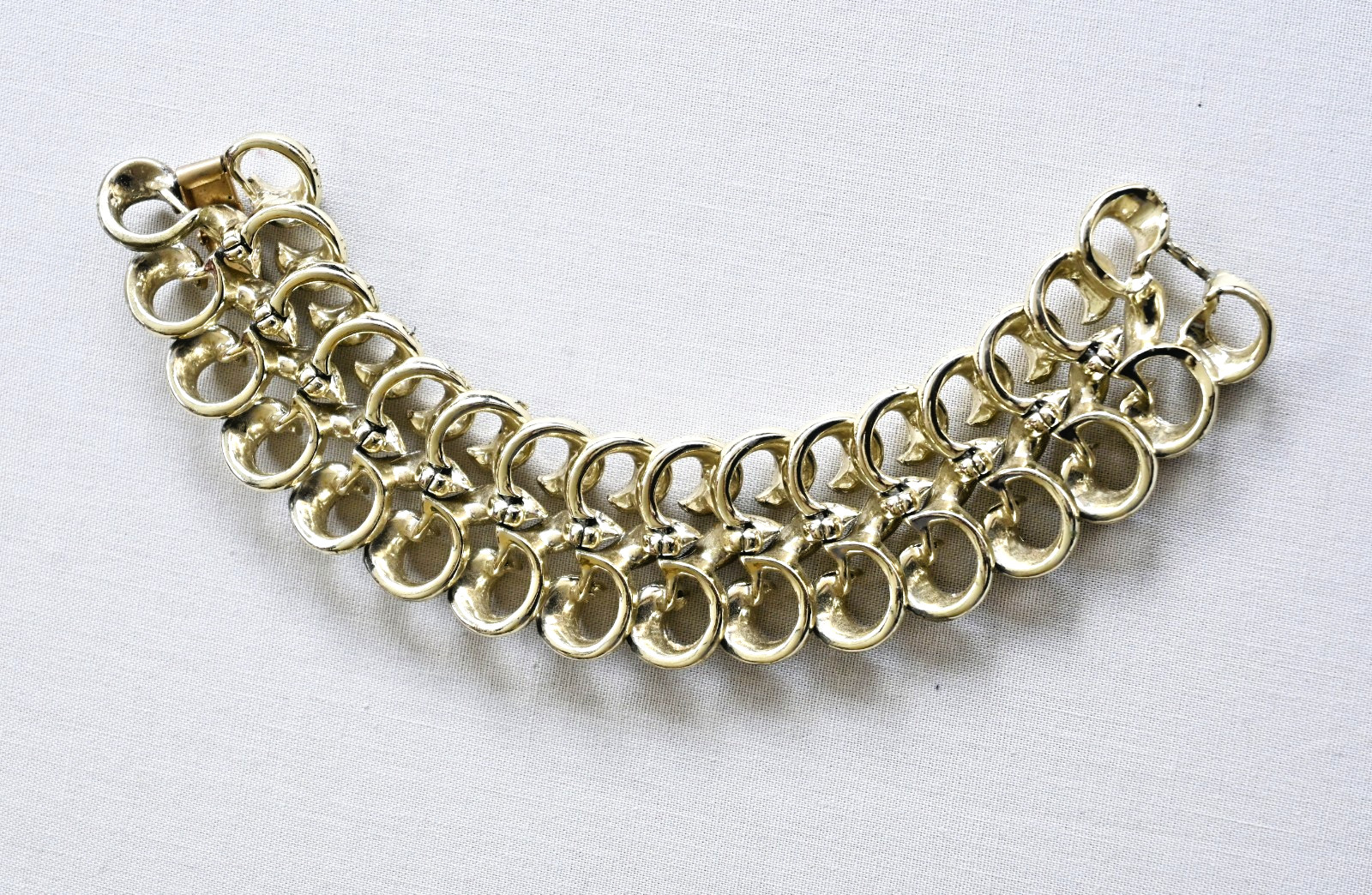 Vintage Lisner Textured Gold Tone Leaf Link Statement Bracelet Signed