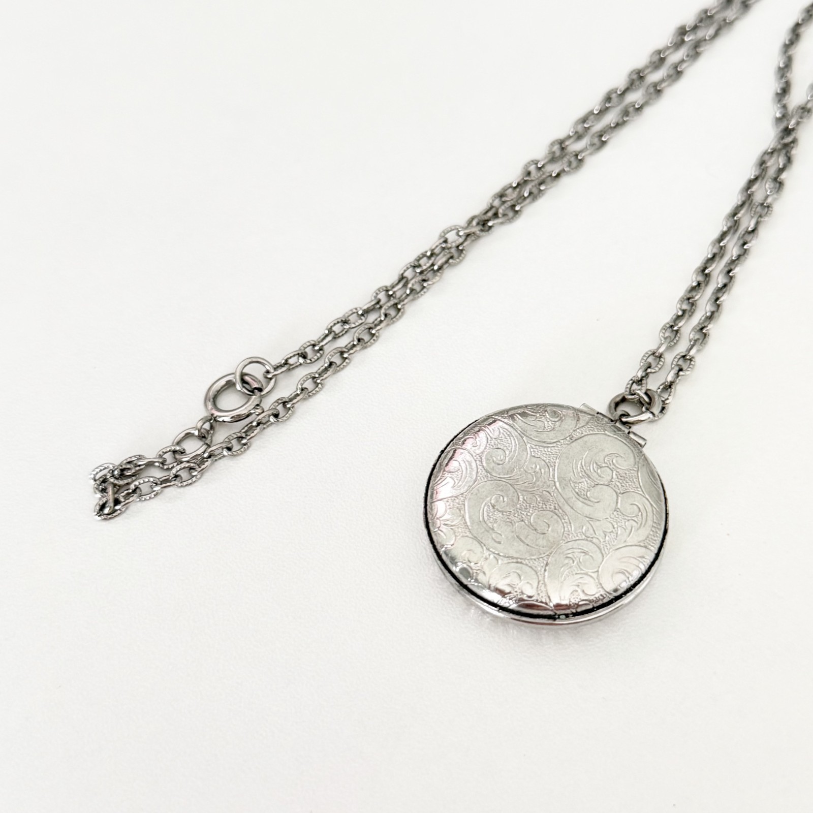Vintage Round Silver Tone Puffy Locket Etched Scroll Pendant Chain Necklace 25″