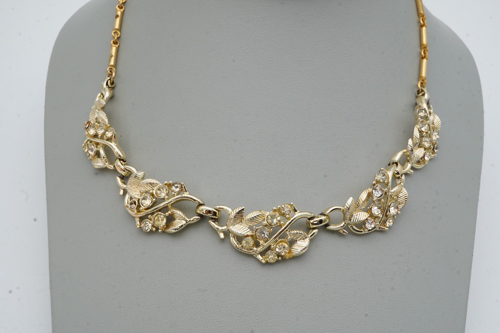 Vintage Necklace Gold Tone Rhinestone 16.5″