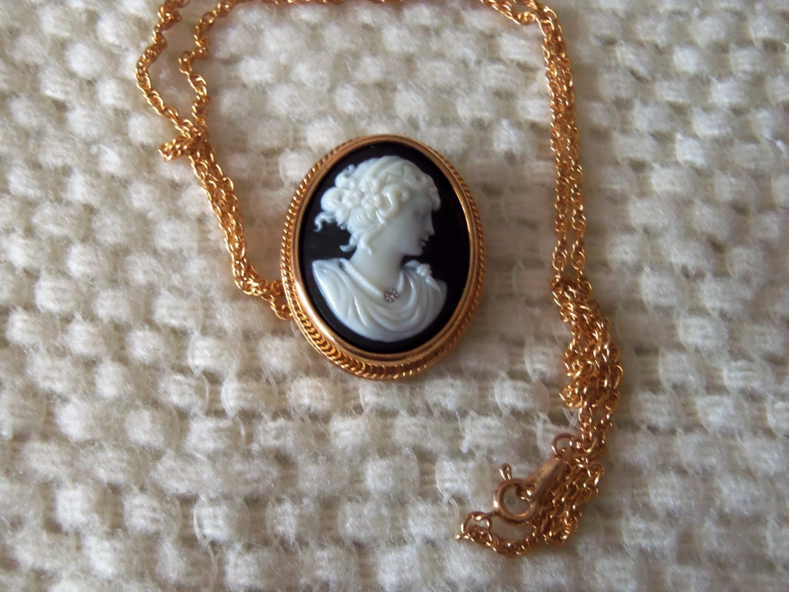 NEW Vintage 1984 AVON White in Black Cameo Pin / Pendant Chain Necklace 23.5”