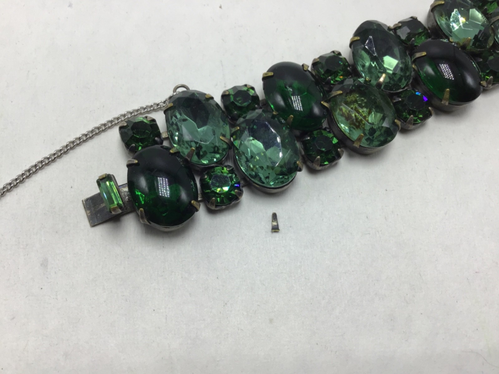 VINTAGE GREEN RHINESTONE BRACELET SAFETY CHAIN CLASP ARTICULATED UNSIGNED