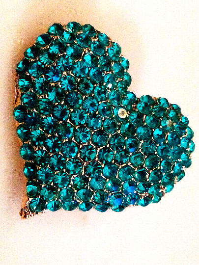 VALENTINE’S HEART BROOCH!Sparking Faceted Blue Crystal Pin.Yellow Gold Tone Set.