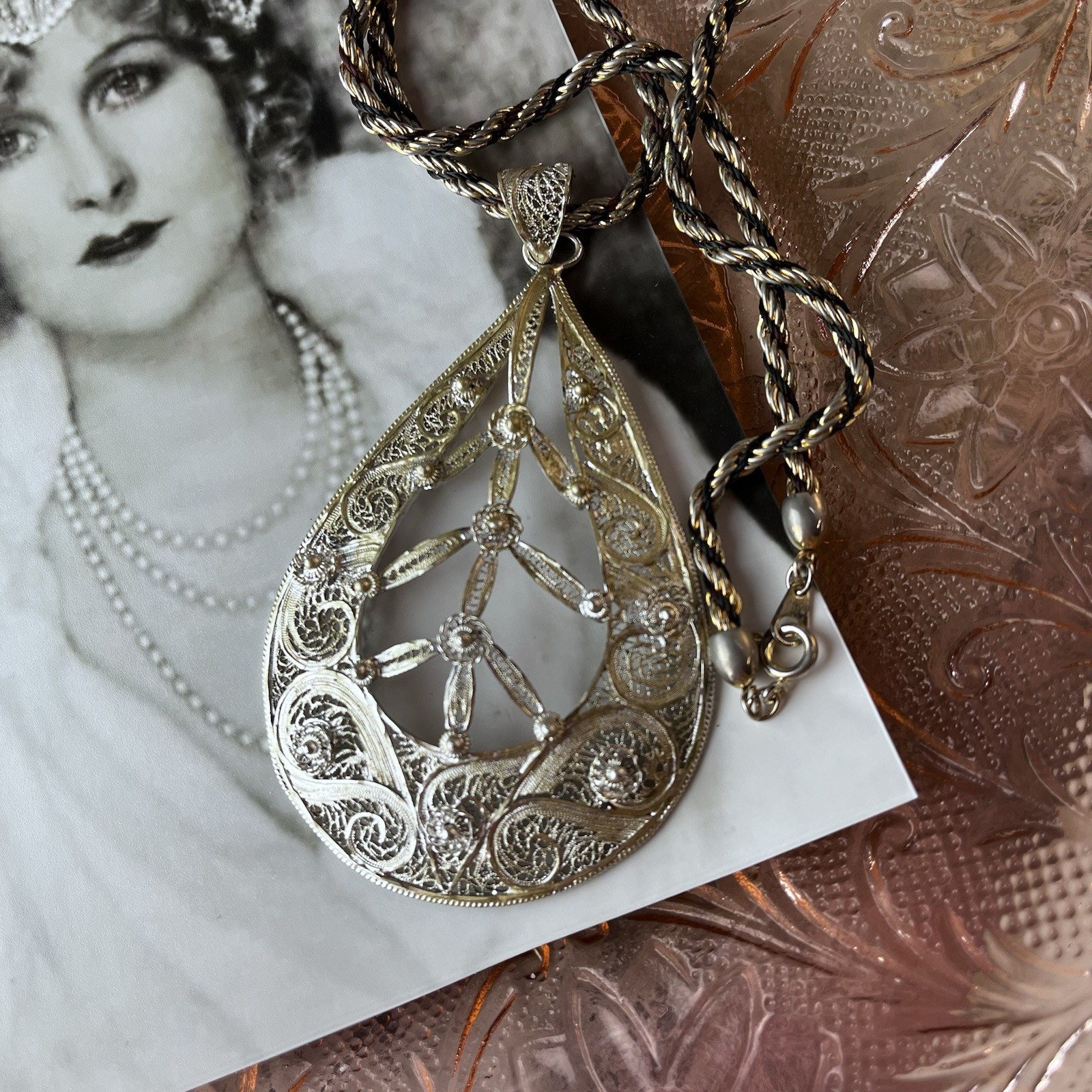 Vintage 1970s Cannetille Filigree 3.5” Pendant Twisted Rope Chain 18” Necklace